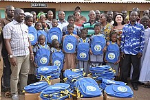 Des kits scolaires offerts à des écolières d’Abobo